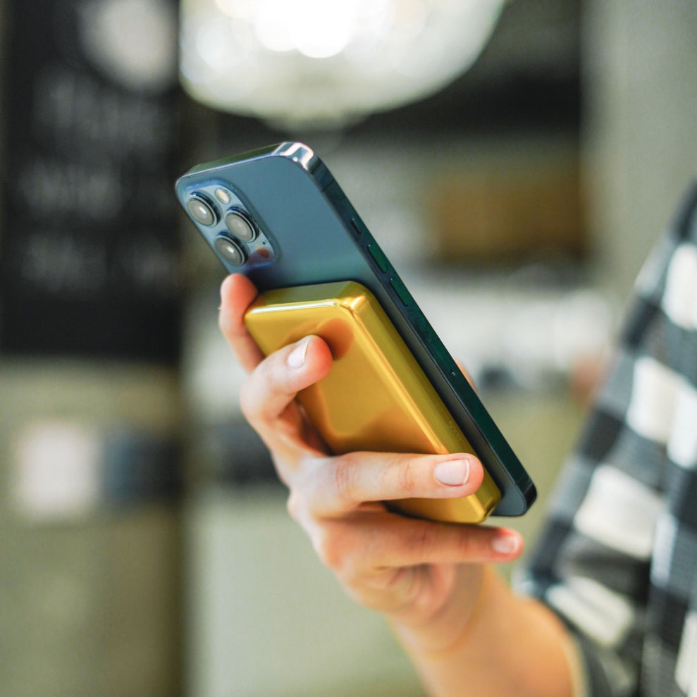 بطارية شحن لاسلكي مغناطيسية موماكس 5000 مللي أمبير Q.Mag Power 6 | إصدار ذهبي