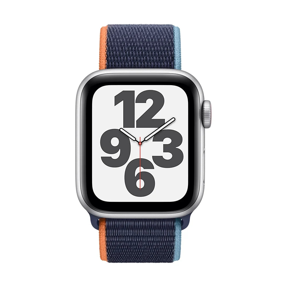 ساعة Apple Watch SE بنظام تحديد المواقع GPS والاتصال الخلوي Cellular مقاس 44 مم بهيكل فضي من الألومنيوم مع حلقة رياضية باللون الكحلي الداكن